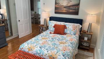 2 habitaciones, escritorio y tabla de planchar con plancha