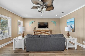 Smart TV - WATERFRONT, VOLLEYBALL, KAYAKS, CORNHOLE, INGROUND POOL, DOCK.  RELAX AND PLAY! (Gulf Shores)