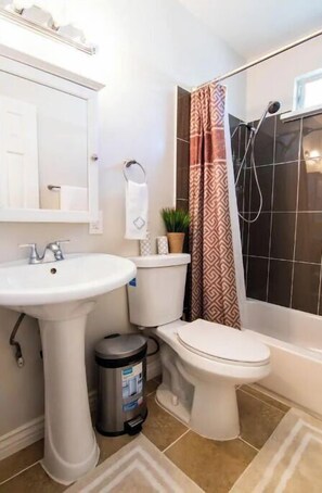 Towels, soap, toilet paper - L.A. County CanyonCity AzusaHome for up to 6 people. (Azusa)