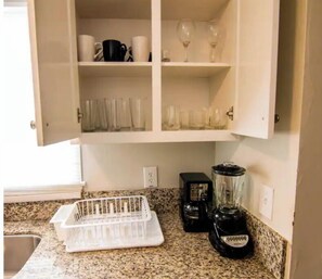 Réfrigérateur, micro-ondes, plaque de cuisson