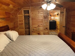 3 bedrooms, iron/ironing board, WiFi, bed sheets - Quiet and private lake front home with hot tub (Somerville)