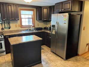 Microwave, oven, stovetop, dishwasher - Quiet and private lake front home with hot tub (Somerville)