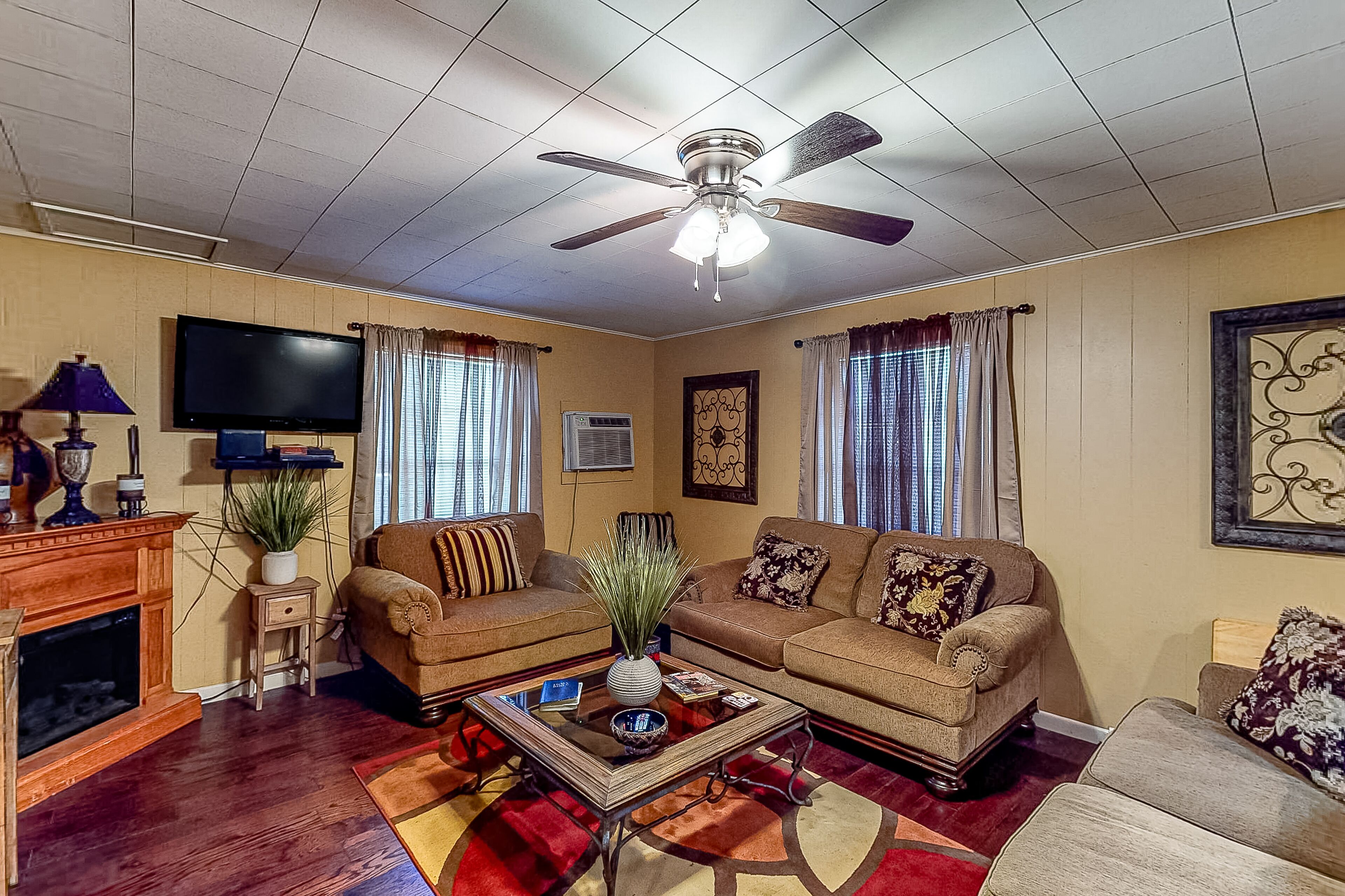 Fishing Cabin Near Lake O’ the Pines - Fenced Dog-Friendly Yard & Firepit