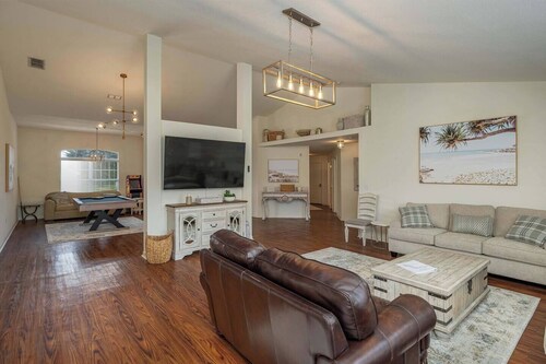 Large House, Fireside Hot Tub, King Bed Suite