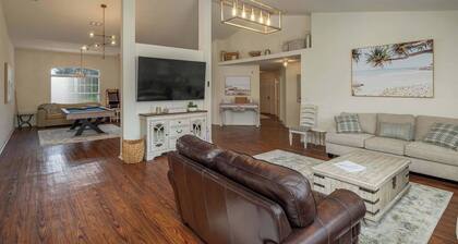 Large House, Fireside Hot Tub, King Bed Suite