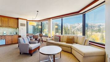 Televisión, chimenea y estéreo