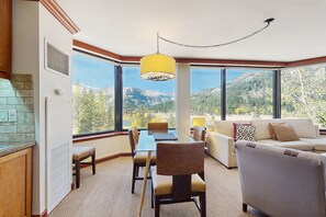 Televisión, chimenea y estéreo 