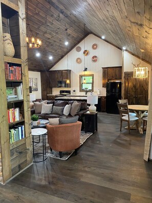 Smart TV, caminetto, libri