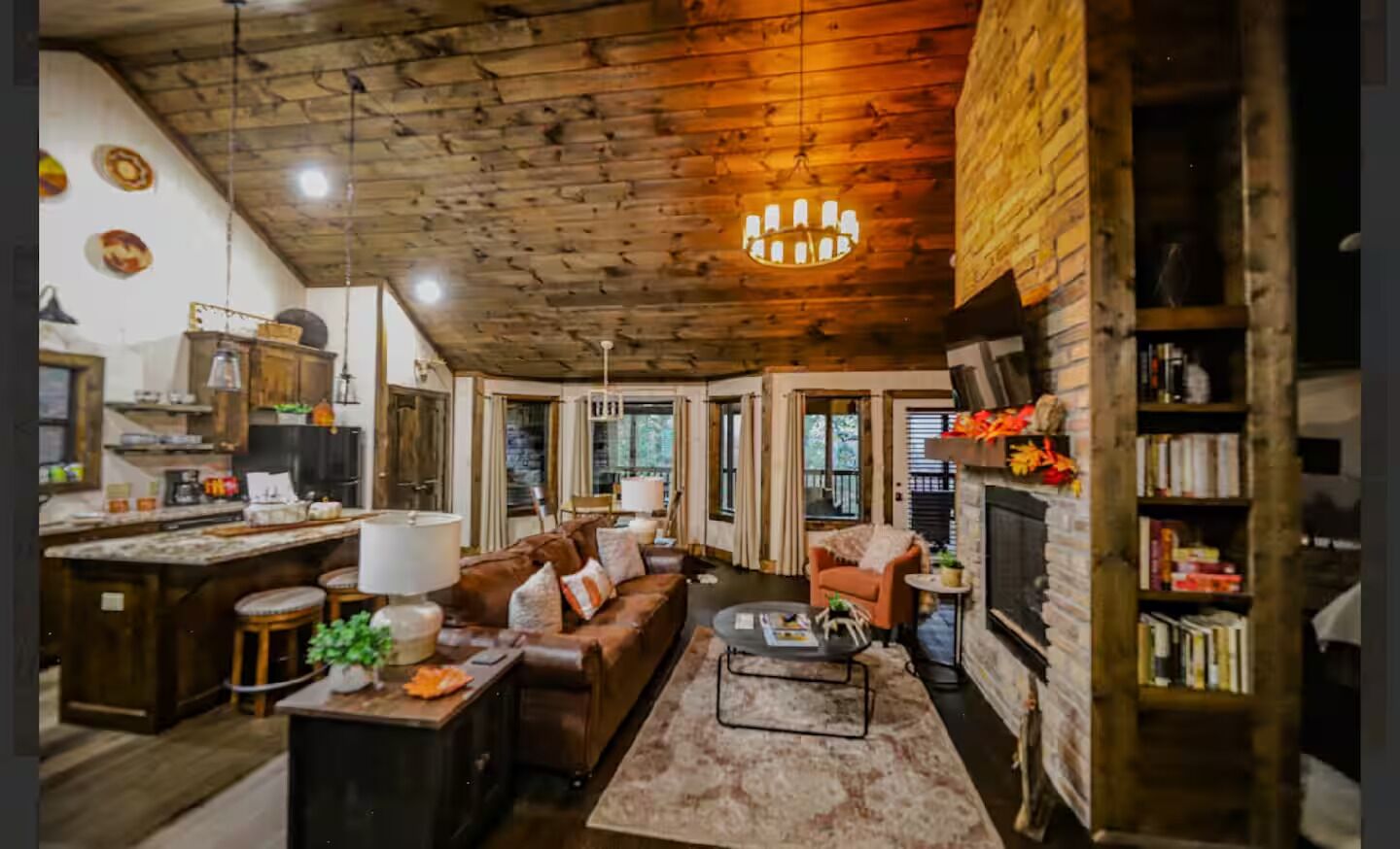 Smart TV, chimenea y libros 