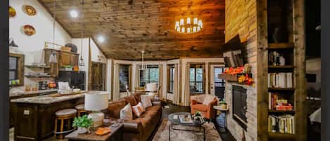 Een smart-tv, een open haard en boeken