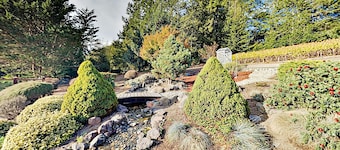 Mountain-view vineyard cottage with private hot tub, dining deck