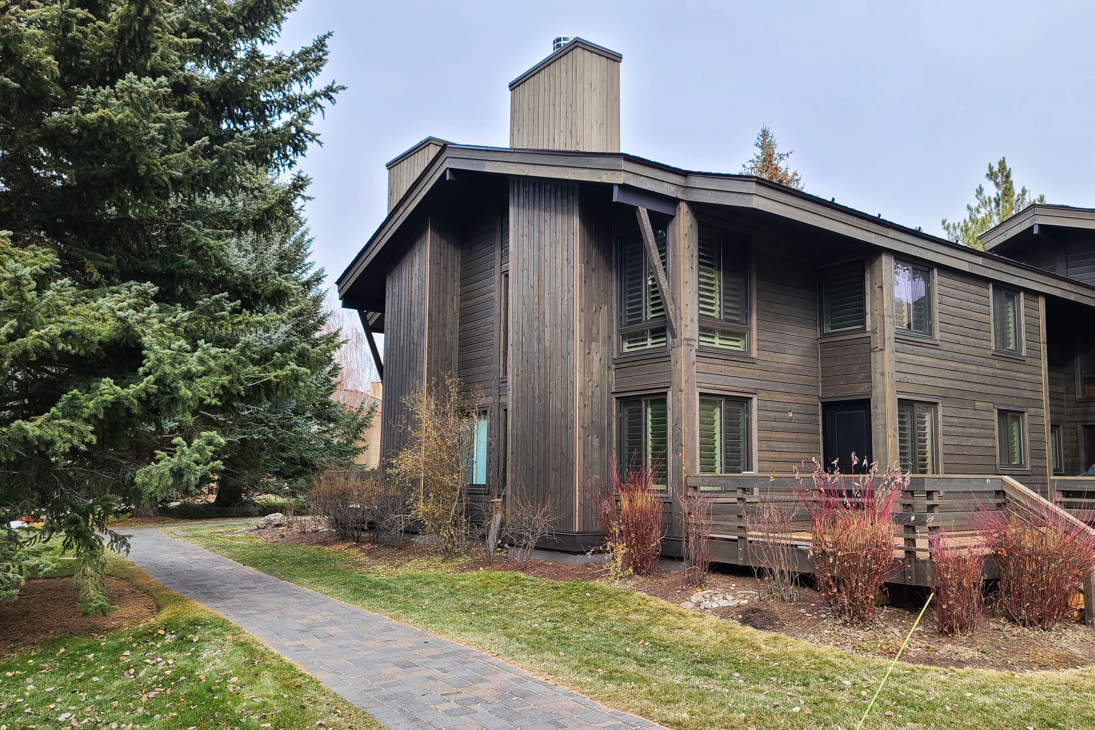 Luxe ski getaway with chef's kitchen, central AC & W/D - walk everywhere