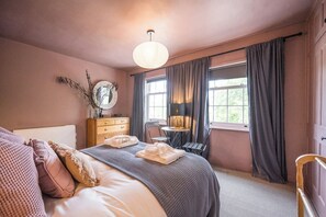2 chambres, fer et planche à repasser, Wi-Fi, draps fournis