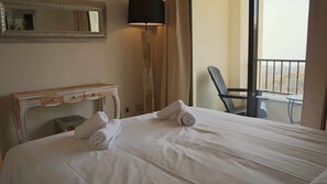 3 habitaciones, escritorio y tabla de planchar con plancha 