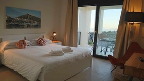 3 bedrooms, desk, iron/ironing board, travel cot - Marbella Resort, Samara. By Houselogy (Marbella)