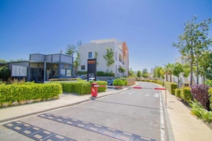 A gated entrance to a modern building complex with a clear sky. - Marbella Resort, Samara. By Houselogy (Marbella)
