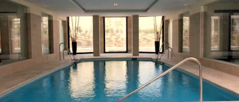Una piscina cubierta