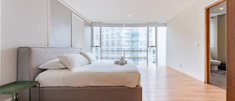 4 bedrooms, desk, iron/ironing board, WiFi