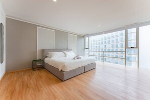 4 bedrooms, desk, iron/ironing board, WiFi