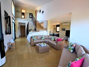 TV, fireplace - Villa Salamandre 10 people with pool (MAÇANET DE LA SELVA)