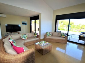 TV, fireplace - Villa Salamandre 10 people with pool (MAÇANET DE LA SELVA)