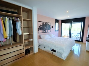 4 slaapkamers, een strijkplank/strijkijzer, internet