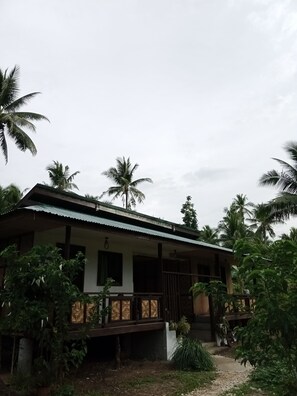 Exterior - Escape to Serenity: Discover the Perfect Homestay Getaway!" (Burgos)
