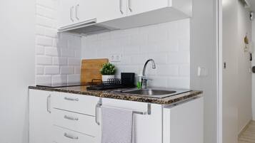 Frigorífic, microones, cafetera i tetera i torradora