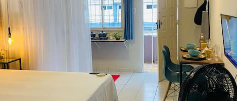 1 habitación, tabla de planchar con plancha, wifi gratis y ropa de cama