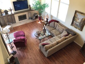 Smart-TV, Kamin, DVD-Player, Bücher