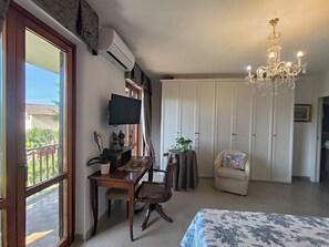 2 habitaciones, escritorio y tabla de planchar con plancha 