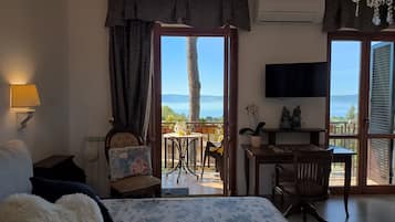 2 camere, una scrivania, ferro/asse da stiro, culla da viaggio