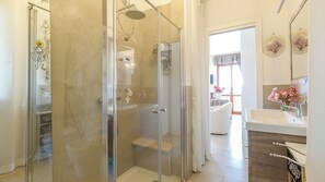 Shower, hair dryer, bidet, towels