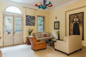 Lobby sitting area - Maison du comte (Mexico City)