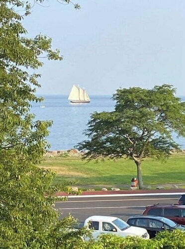 Beach Gem overlooking Stage Fort Park, Tablet Rock & Cressy's Beach!!!
