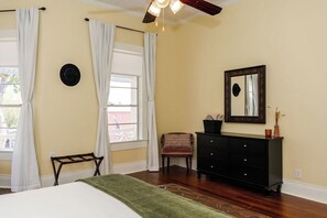 4 Schlafzimmer, Bügeleisen/Bügelbrett