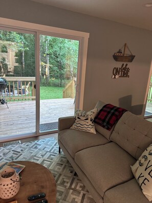 Smart TV, stereo - Union Pier cottage tucked in woods, close to all. (Union Pier)