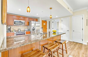 冰箱、微波炉、烤箱、炉灶