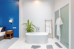 Romantische kamer | Badkamer | Een haardroger, pantoffels, handdoeken, zeep