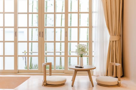 Deluxe Room | 1 bedroom, in-room safe, desk, laptop workspace