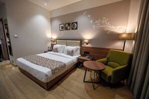 Kamar Double Standar (Cozy Room) | Minibar, meja kerja, ruang kerja ramah laptop, dan setrika/meja setrika