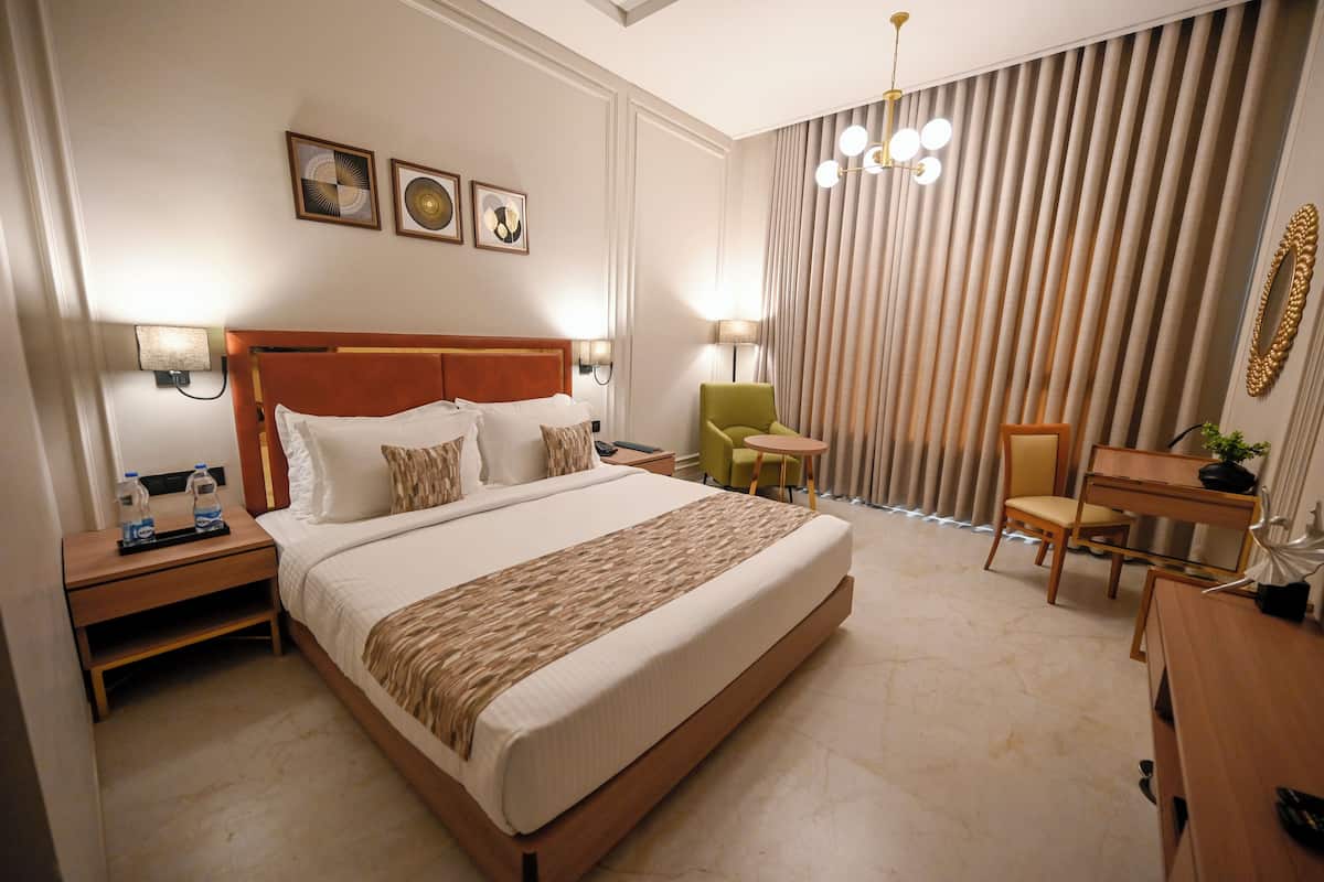 Doppia Superior (Club Room) | Minibar, una scrivania, postazione laptop, ferro/asse da stiro