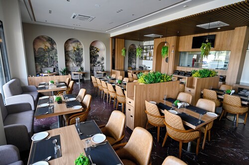 Kings Kraft The Park Executive Hotel 