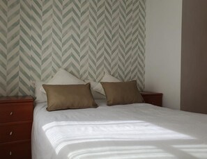 3 bedrooms, iron/ironing board, internet, bed sheets