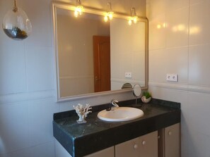 Hårføner og håndklær