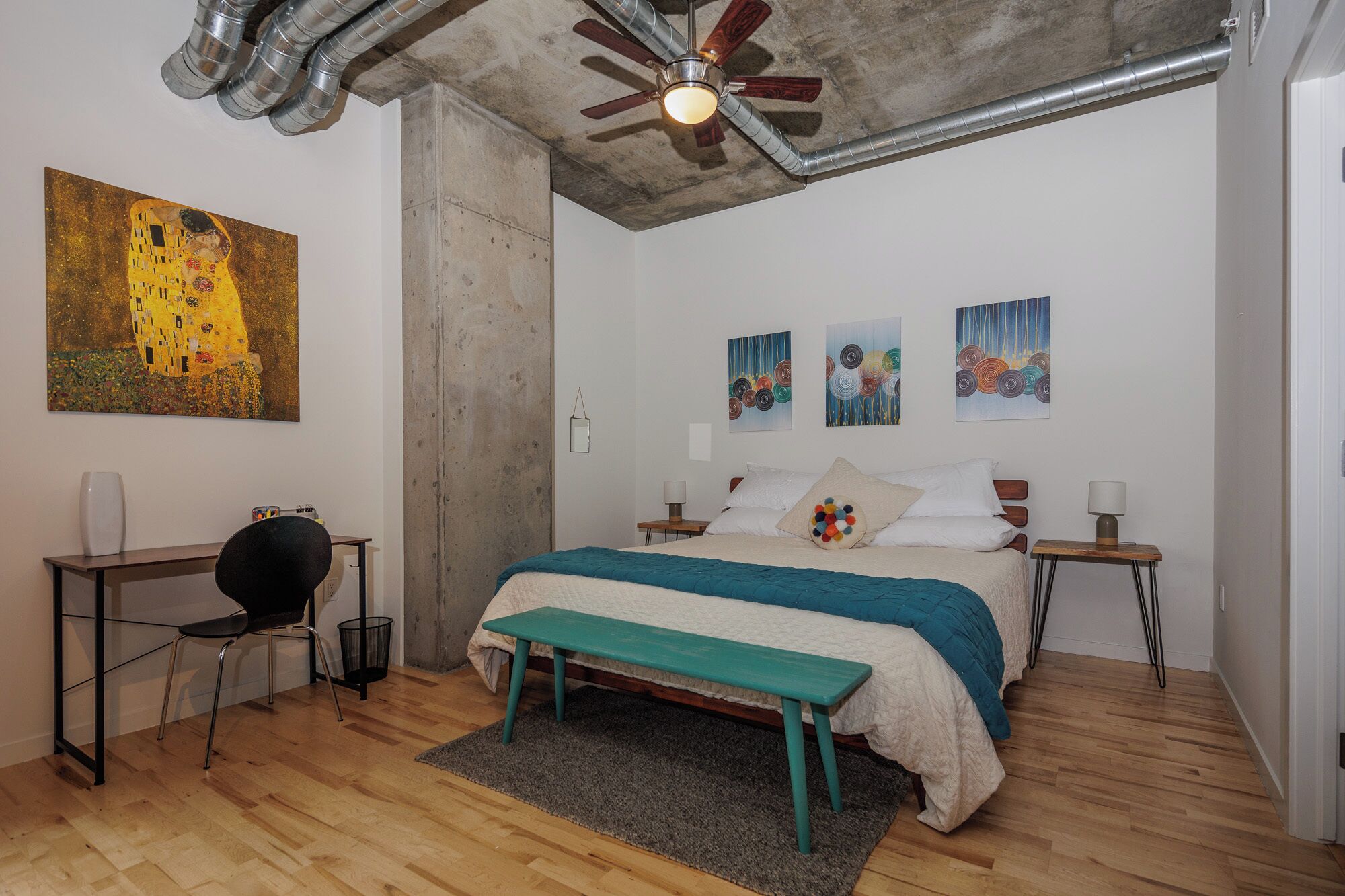 Book end of summer. Luxurious loft w pool, gym; 5 min from downtown