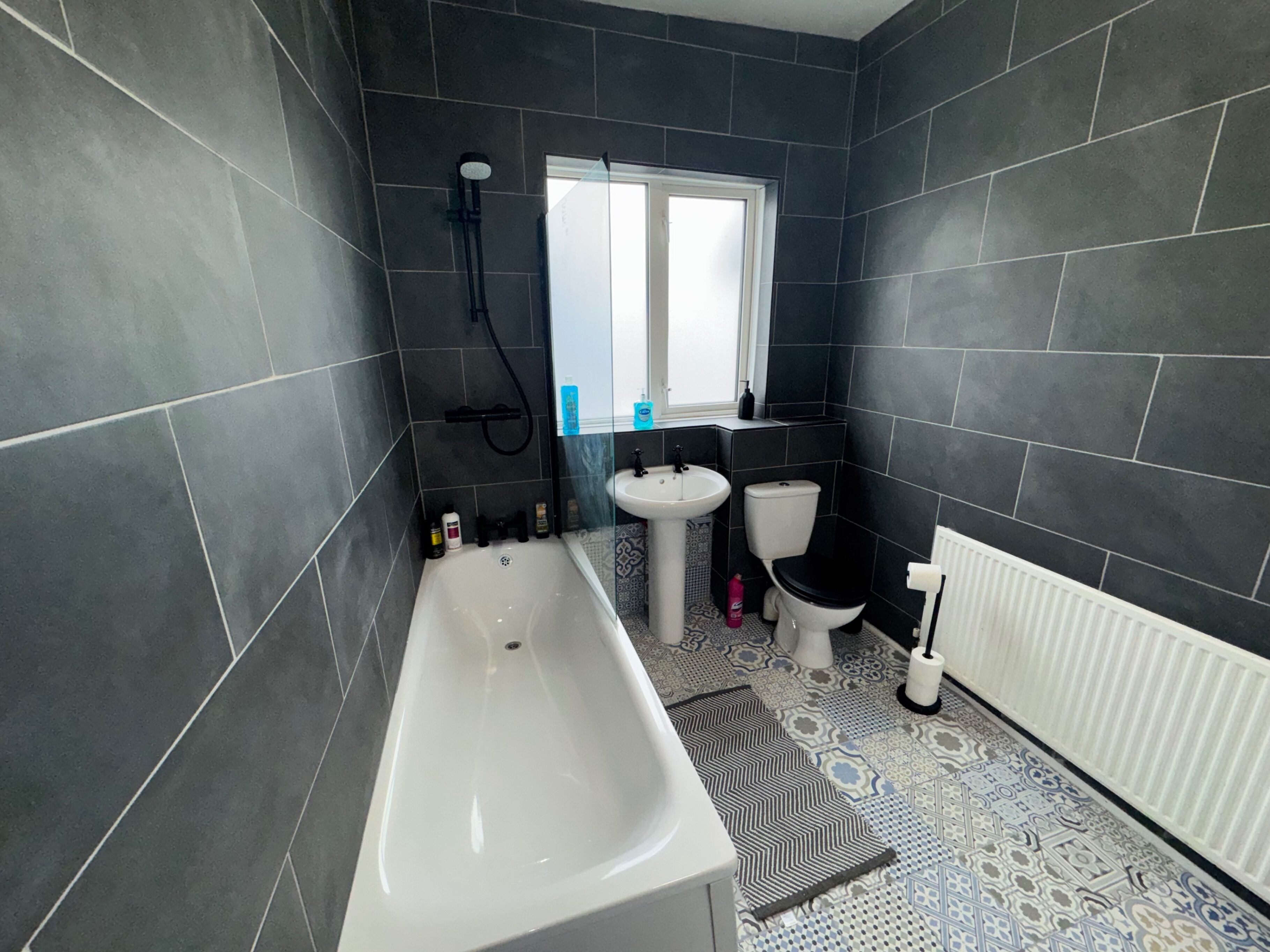 Combined shower/bathtub, hair dryer, towels