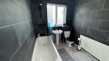 Combined shower/bathtub, hair dryer, towels