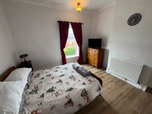 2 bedrooms, iron/ironing board, WiFi, bed sheets