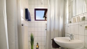 Dusche, Haartrockner, Handtücher